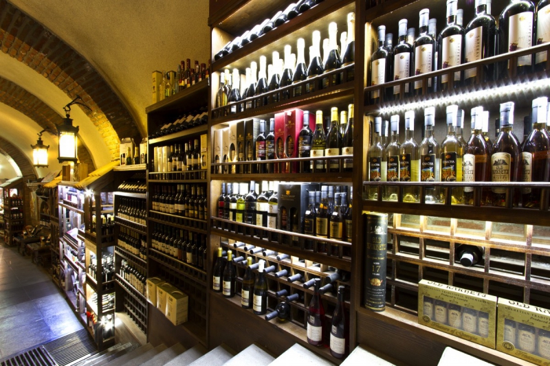 boutique-PIGNANS-min_world_street_travel_shop_canon_georgia_wine_bottles-429767